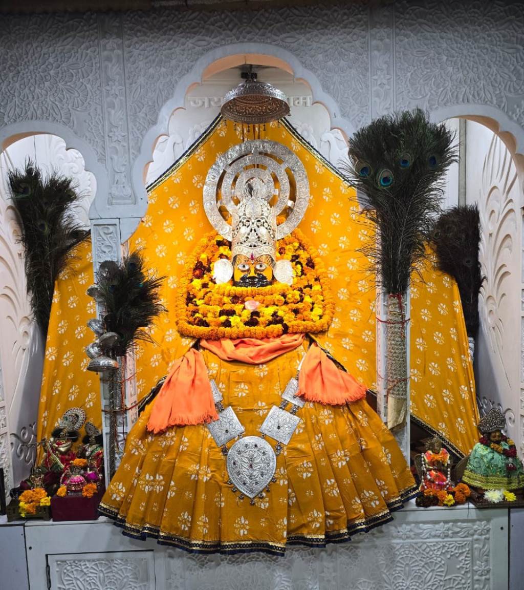 Devotees gathered in large numbers at the free Taali Kirtan and Arzi Sankirtan became deeply moved after listening to the glory of Shyam Baba